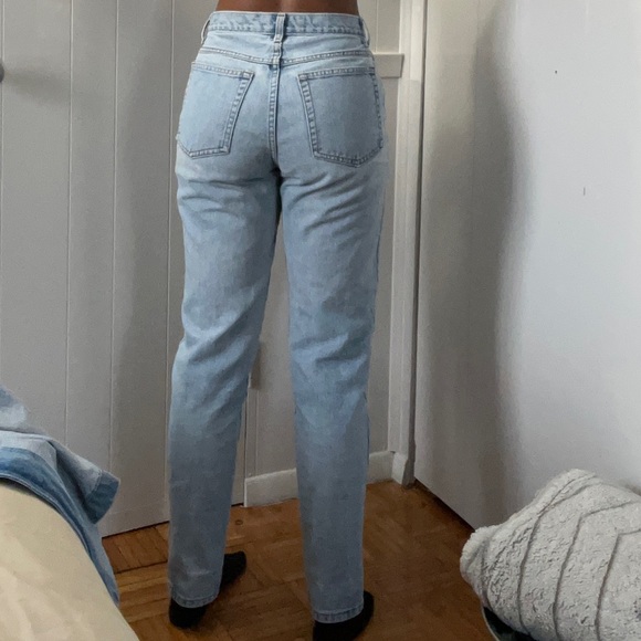 Light Wash Mom Jeans - Picture 5 of 5